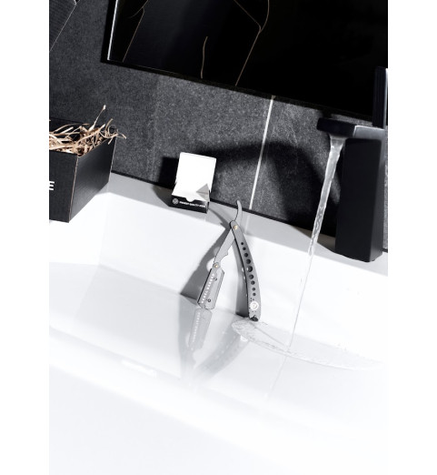 Rebel Barber Predator Black & Blades / Подарочный набор (Бритва+лезвия) Rebel Barber Predator Black & Blades / Подарочный набор (Бритва+лезвия)